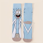Une Chaussette de face avec Rick Sanchez qui a un grand sourire avec sa blouse blanche et un fond bleu ciel, et une chaussette face cachée